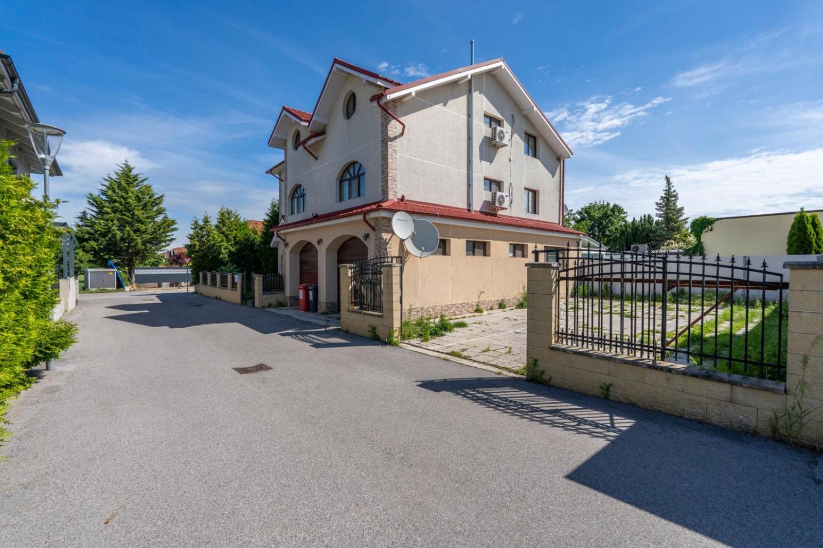 Farawayhomes Aparthotel Near Vienna Airport - Anytime Self Check-In Bruck an der Leitha Buitenkant foto