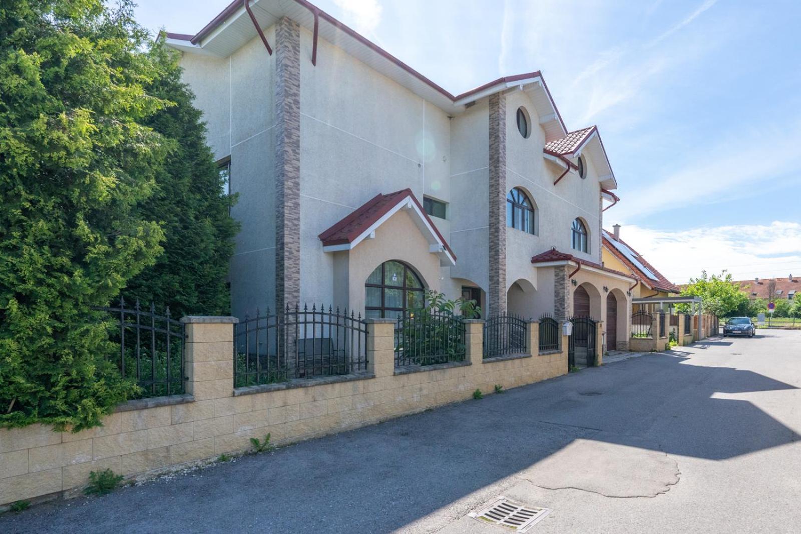 Farawayhomes Aparthotel Near Vienna Airport - Anytime Self Check-In Bruck an der Leitha Buitenkant foto