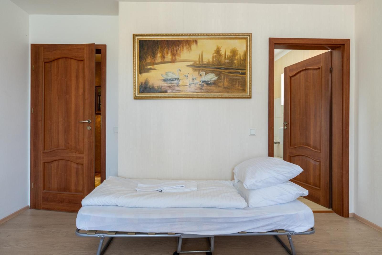 Farawayhomes Aparthotel Near Vienna Airport - Anytime Self Check-In Bruck an der Leitha Buitenkant foto